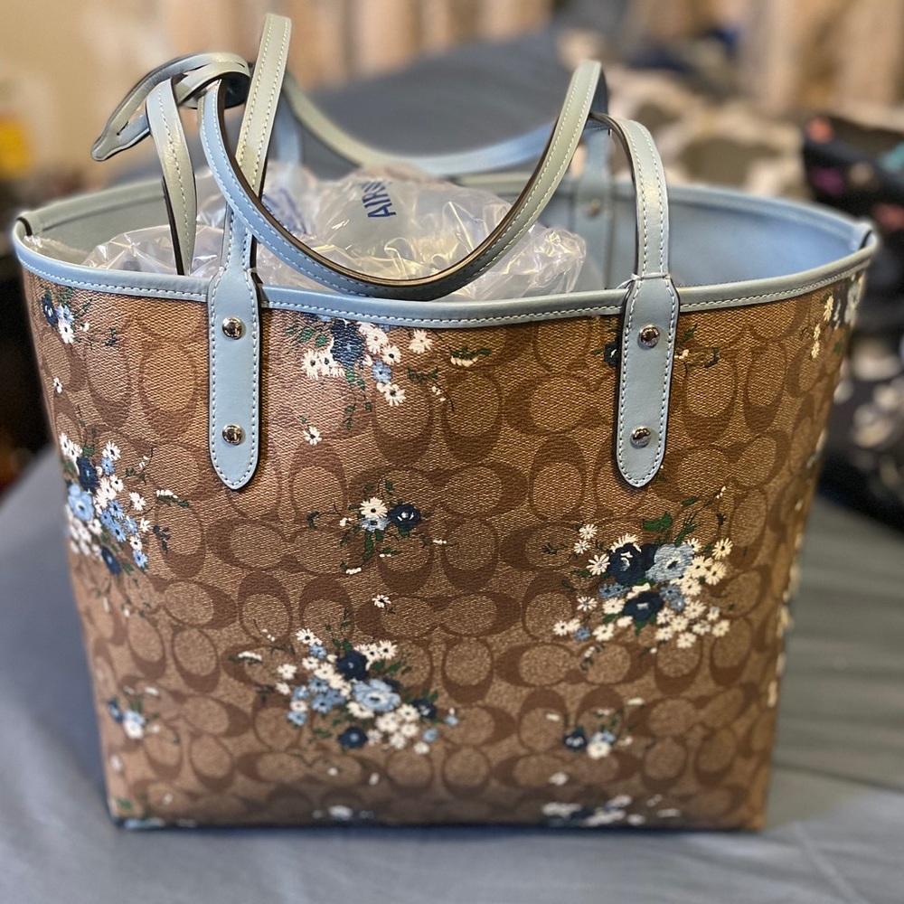 Coach tote - Picture 2 of 4